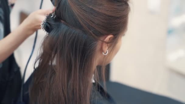 Fermer, coiffeur sèche les cheveux mouillés femme avec sèche-cheveux après la coupe, au ralenti — Video