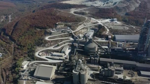 Vista aérea de la fábrica de cemento, gran fabricación industrial en las montañas — Vídeos de Stock