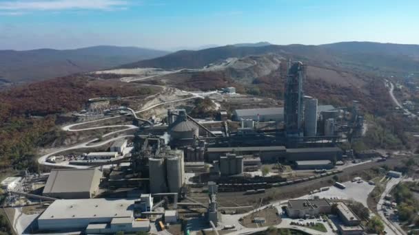 Вид с воздуха на цементный завод, крупное промышленное производство в горах — стоковое видео