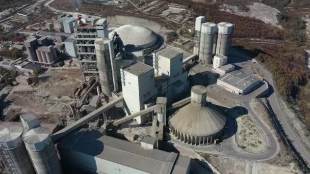 Kırsal bölgedeki büyük endüstriyel çimento fabrikasının havadan görünüşü. — Stok video