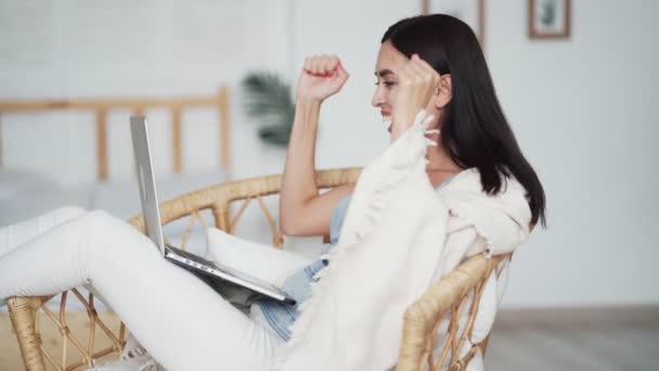 Mujer mira el ordenador portátil emocionado por el gran éxito de resultados de trabajo profesional — Vídeos de Stock