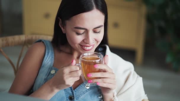 Ritratto di bella ragazza sorridente beve tè caldo, donna pensa a qualcosa di buono — Video Stock