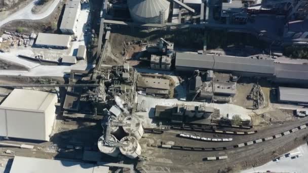 공중에서 본 시멘트 공장, 산악 지대에서의 대규모 산업 제조 공장 — 비디오