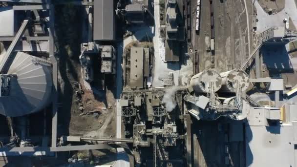Vista aérea de la planta de fabricación de hormigón industrial en el campo, vista superior — Vídeos de Stock