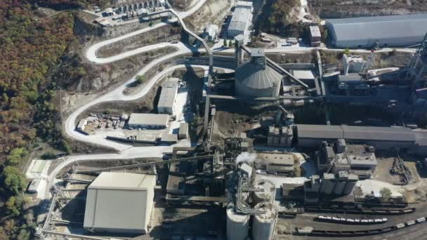 Çimento fabrikasının havadan görünüşü, dağlarda büyük endüstriyel üretim. — Stok video
