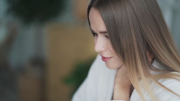 Seitenansicht Porträt eines schönen blonden Mädchens, das vor sich selbst steht — Stockvideo