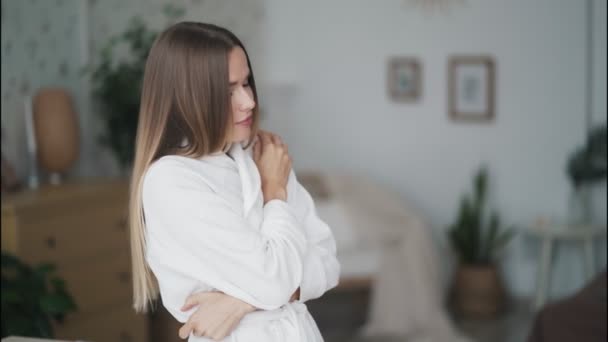 Ritratto di bella donna in accappatoio bianco che soffre di freddo a casa, congelato — Video Stock
