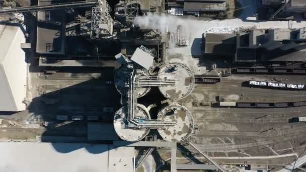 공중에서 본 시골의 산업용 콘크리트 공장, 맨 위에서 본 전경 — 비디오