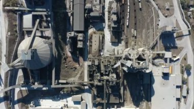 Kırsal alandaki endüstriyel beton üretim tesisinin havadan görünüşü, üst manzara