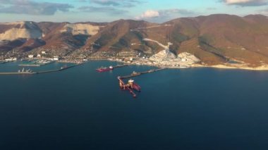 Deniz kargo limanında yükleme ve boşaltma sırasında hava görüntüsü, konteyner gemileri