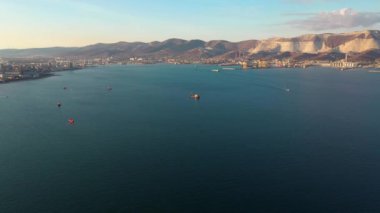 Deniz ticaret limanı, koy, ulaşım şehri, deniz ve dağlar üzerinde hava manzarası