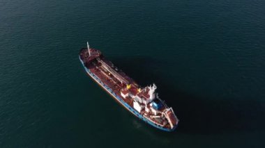 Yükleme limanına giden büyük boş konteynır gemisinin üst hava görüntüsü