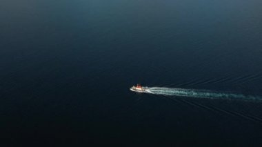 Yükleme limanına giden büyük boş konteynır gemisinin üst hava görüntüsü
