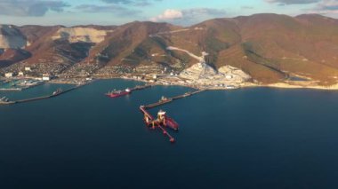 Deniz kargo limanında yükleme ve boşaltma sırasında hava görüntüsü, konteyner gemileri