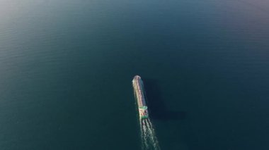 Yükleme limanına giden büyük, boş konteyner gemisinin hava görüntüsünü takip edin.