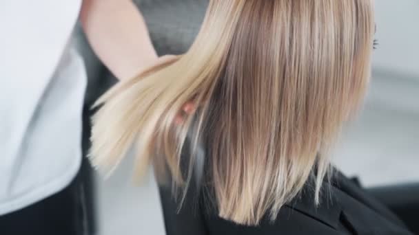 Close up brilliant and silky hair after treatment, care procedures, slow motion — Stock Video