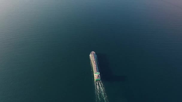 Volg het zicht vanuit de lucht op het grote lege containerschip dat in zee vaart naar de laadhaven — Stockvideo