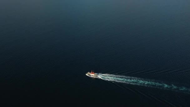 Volg het zicht vanuit de lucht op het grote lege containerschip dat in zee vaart naar de laadhaven — Stockvideo