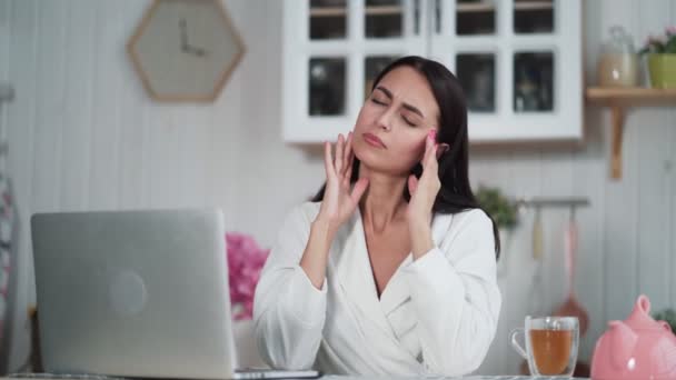 Portret van vermoeide vrouw heeft vreselijke hoofdpijn, masseren haar hoofd met haar handen — Stockvideo