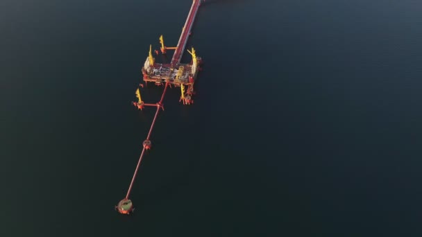 工業都市、バックグラウンドでタンカーの海港での石油バースの空中ビュー — ストック動画