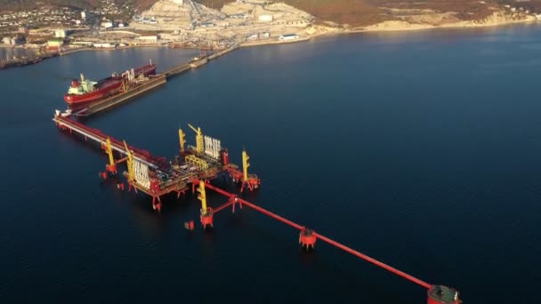 Veduta aerea dell'attracco petrolifero nel porto marittimo della città industriale, petroliera sullo sfondo — Video Stock