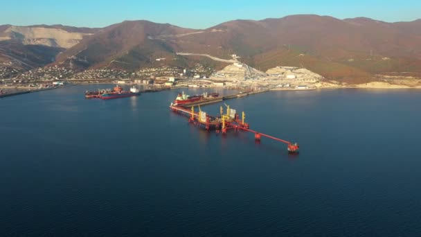 Vista aérea do cais de petróleo no porto marítimo da cidade industrial, petroleiro em segundo plano — Vídeo de Stock