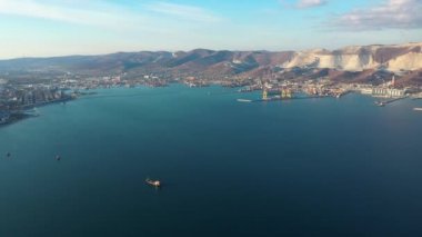 Deniz ticaret limanı, koy, ulaşım şehri, deniz ve dağlar üzerinde hava manzarası