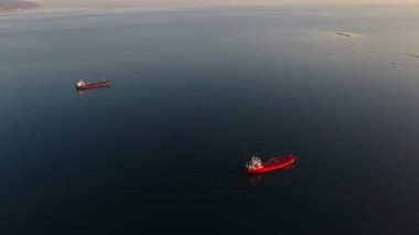 Büyük ham petrol tankeri gemisinin yükleme limanına giden en üst hava görüntüsü.