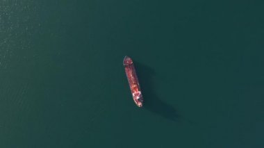 Büyük ham petrol tankeri gemisinin yükleme limanına giden en üst hava görüntüsü.