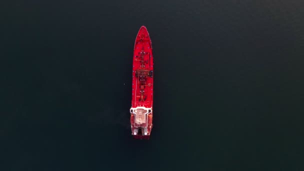 Vista aérea superior do grande navio-tanque de petróleo bruto que navega no mar para o porto de carga — Vídeo de Stock