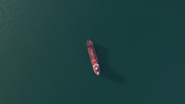 Vista aerea superiore della grande nave petroliera che naviga in mare fino al porto di carico — Video Stock