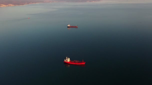 Bovenaanzicht van het grote ruwe olietankschip dat in zee naar de laadhaven vaart — Stockvideo