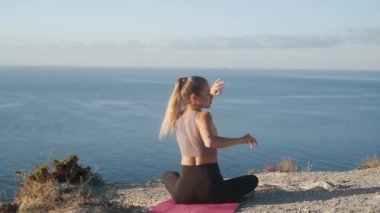 Paspas üzerinde kadın uygulamaları nın Arka görünümü, sabah meditasyon, yavaş hareket