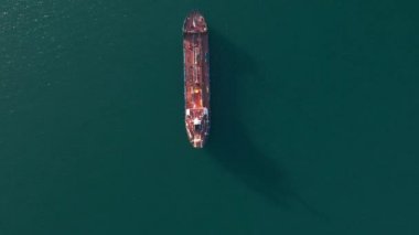 Yükleme limanına giden büyük boş konteynır gemisinin üst hava görüntüsü