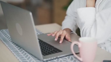 Kapalı kadın elleri laptopta dokunmatik ped kullanıyor, kız evde bilgisayarla çalışıyor.