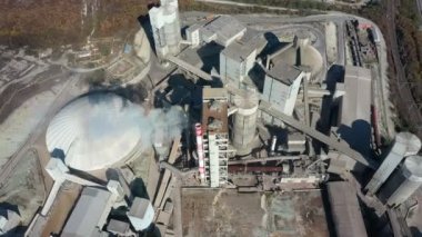 Kırsal alandaki endüstriyel beton üretim tesisinin havadan görünüşü, üst manzara