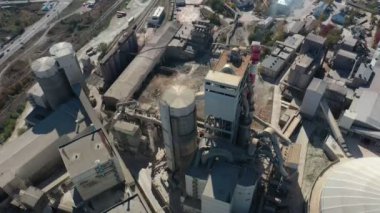 Kırsal alandaki endüstriyel beton üretim tesisinin havadan görünüşü, üst manzara