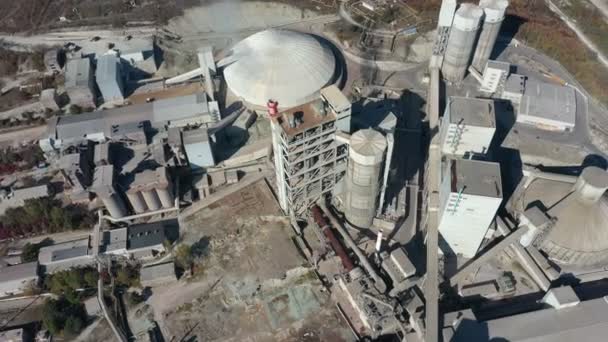 Vista aérea de la planta de fabricación de hormigón industrial en el campo, vista superior — Vídeos de Stock