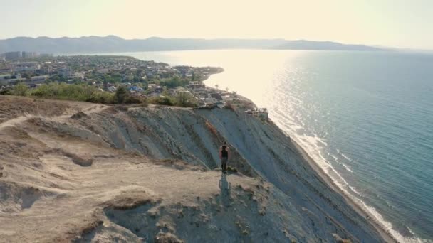 Légi kilátás, utazó áll közel meredek lejtőn a hegy tetején, gyönyörű kilátás — Stock videók