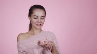 Kazaklı kadın pembe arka planda 0 'dan 10' a kadar parmaklarına güveniyor.