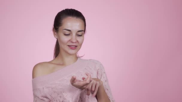 Kobieta w swetrze liczy na palcach od 0 do 10 odizolowanych na różowym tle — Wideo stockowe