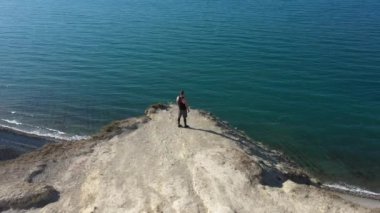 Hava manzarası, insan dik yamacın yanında durur dağın tepesinde, güzel bir manzara.