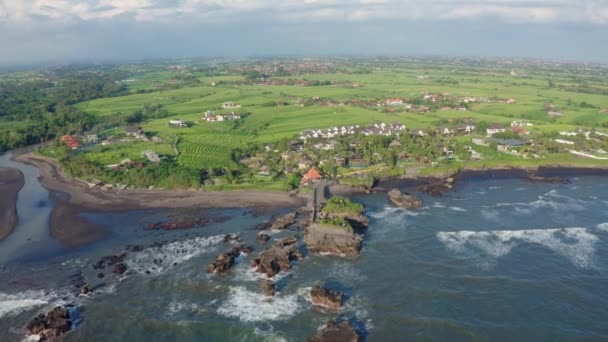 Luchtbeelden van zwart vulkanisch strand, groene rijstterrassen. Bali, Indonesië — Stockvideo