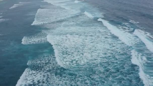 Vista superior aérea poderosas olas en azul turquesa océano estrellándose y espumoso . — Vídeos de Stock