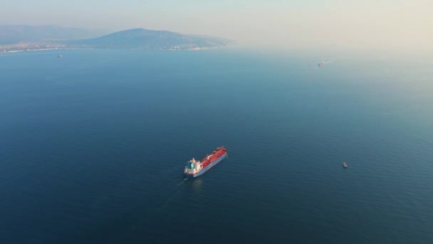 Luchtzicht na ultragroot vrachtschip verlaat haven bij zonsondergang — Stockvideo