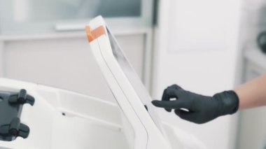 Doktor ellerinin kapatılması prosedürden önce lazer donanımı çalıştırır, yan görüş
