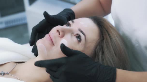 Seitenansicht der Hand des Kosmetikers bei einer entspannenden Massage — Stockvideo