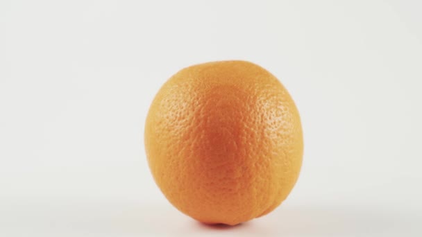 Gros plan, orange sur table tournante isolé sur fond blanc — Video