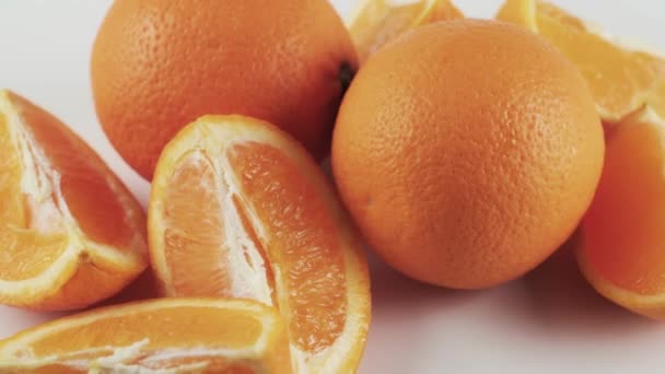 De cerca, rodajas de naranja jugosa sobre una mesa giratoria blanca, cítricos frescos — Vídeos de Stock