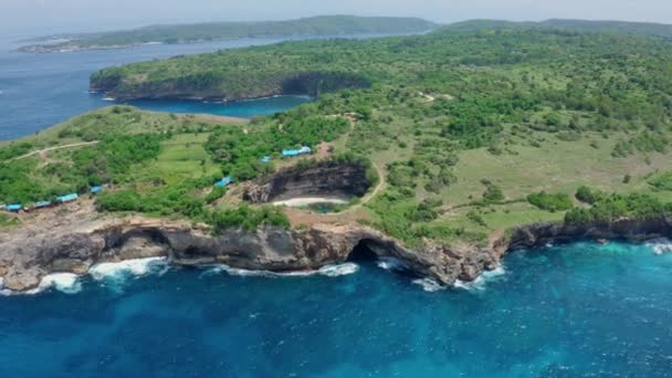 Vista aérea de arriba hacia abajo de Broken Beach en Nusa Penida Island, Bali, Indonesia — Vídeos de Stock